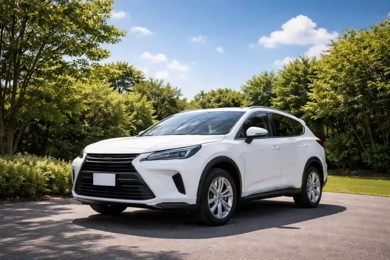 青空駐車された白いSUV車のイメージ（洗車頻度解説ページ）